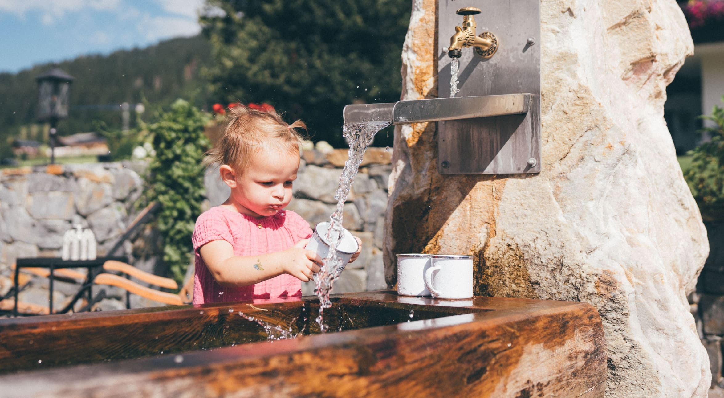 Mädchen trinkt am Brunnen © Lorenz Masser Fotografie